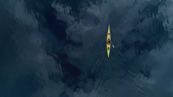 Drone aérien de kayak jaune dans l'eau du fjord — Video