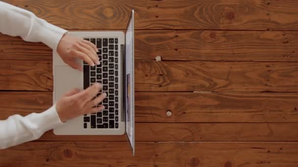 Руки женщины печатают поверх клавиатуры ноутбука — стоковое видео