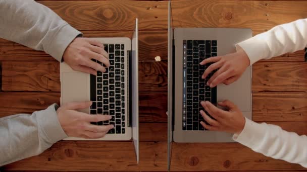 Homem e mulher trabalham em laptops remotamente — Vídeo de Stock