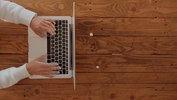 Kobieta typu ręce nad klawiaturą laptopa — Wideo stockowe