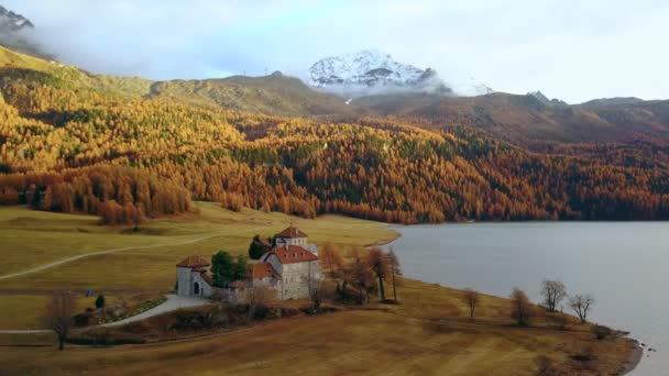 Καταπληκτικό φθινόπωρο δάσος στα βουνά, κάστρο στη λίμνη — Αρχείο Βίντεο