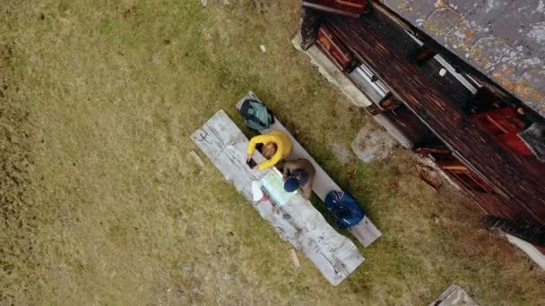 Couple joue avec drone pendant le pique-nique de randonnée 