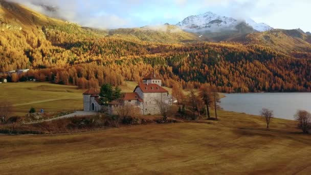 Καταπληκτικό φθινόπωρο δάσος στα βουνά, κάστρο στη λίμνη — Αρχείο Βίντεο