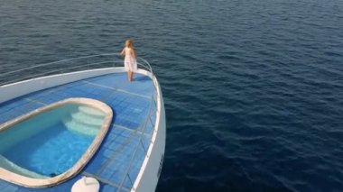 Maldivler okyanusunda lüks bir yatta bir kadın.