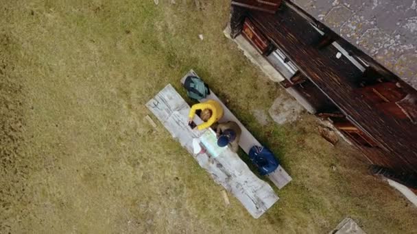 Pár hraje s dronem během túry piknik — Stock video