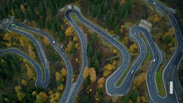 Maloja Pass Serpentinen Straße in den Bergen — Stockvideo