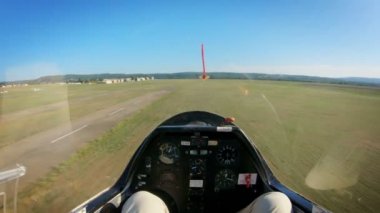 Pilotun küçük özel jeti ya da planörü var.