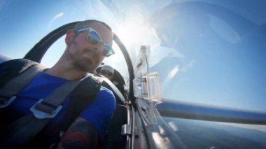 Pilot ya da yolcu özel uçağın kokpitinde