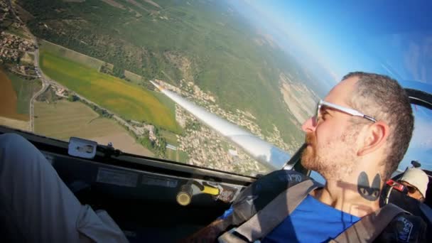 Pilot oder Passagier im Cockpit eines Privatflugzeugs — Stockvideo
