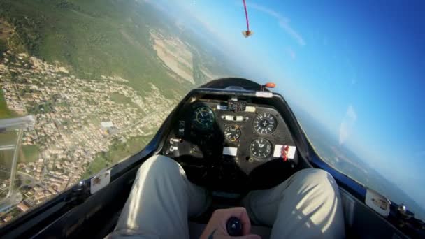 Pov van piloot vliegen kleine prive-jet of zweefvliegtuig — Stockvideo