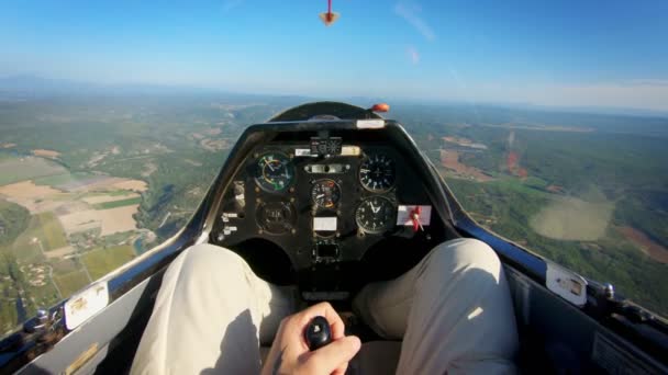 Pov pilota létání malý soukromý tryskáč nebo kluzák — Stock video
