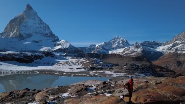 Caminata de viajero en solitario en la cresta de montaña — Vídeos de Stock