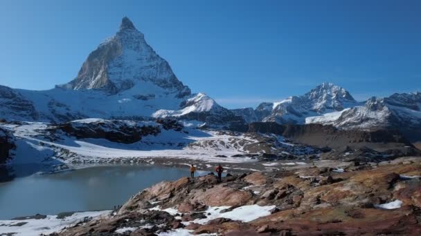 Un par de excursionistas hipster en la cordillera — Vídeos de Stock