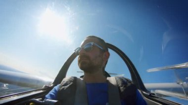 Pilot ya da yolcu özel uçağın kokpitinde