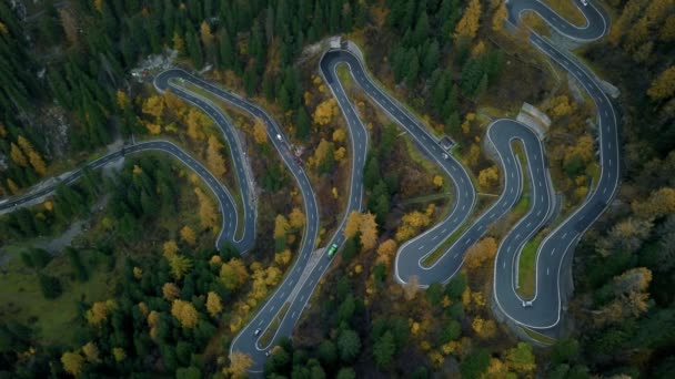 Maloja passagem switchbacks estrada nas montanhas — Vídeo de Stock