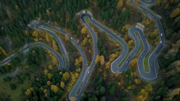 Maloja Pass Serpentinen Straße in den Bergen — Stockvideo