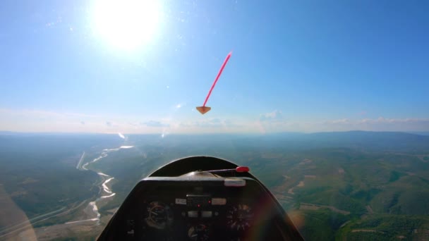Pov pilota létání malý soukromý tryskáč nebo kluzák — Stock video