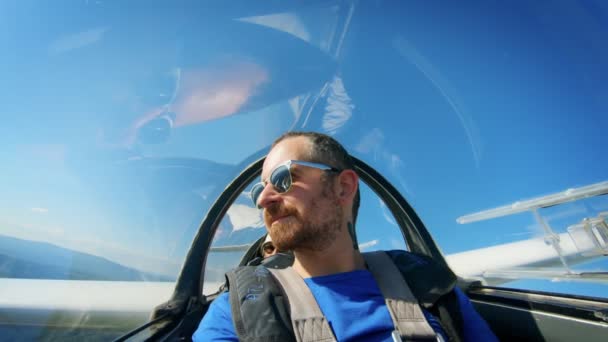 Pilota o passeggero in cabina di pilotaggio di un aereo privato — Video Stock