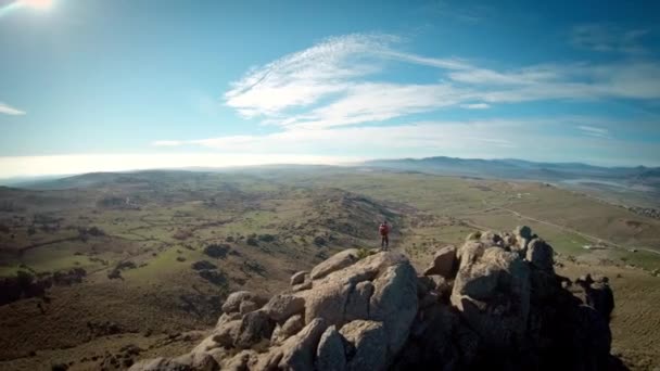 Caminante viajero en cumbre de montaña — Vídeos de Stock