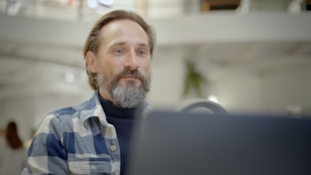 Senior man learns technology from laptop — Stock Video