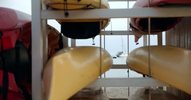 レンタル用の棚に積み上げられたカヌーやカヤック — ストック動画