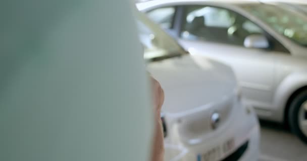 Hombre abre alquiler eléctrico compartir coche con teléfono — Vídeos de Stock