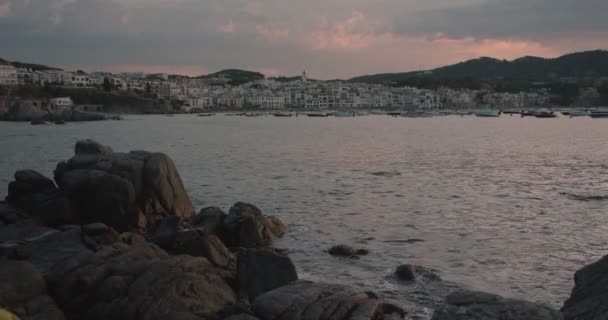 Cadaquez pueblo junto al mar en la puesta del sol luz rosa — Vídeos de Stock