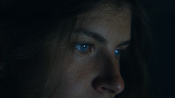 Weibliches Gesicht in der Dunkelheit, Spiegelung der Bildschirmaugen — Stockvideo