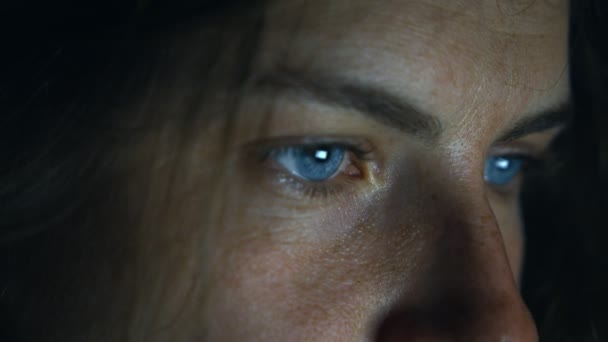 Rostro femenino en la oscuridad, reflejo del ojo de la pantalla — Vídeo de stock