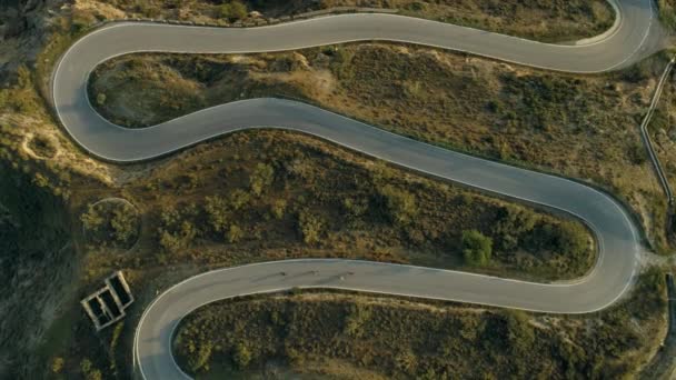 Ciclistas profesionales de carretera descienden carretera de montaña — Vídeo de stock