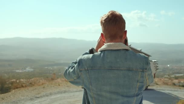 Ung hipster man gör bilder av husbil — Stockvideo