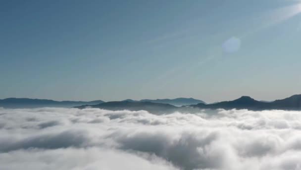 Drone aereo sparato sopra le nuvole in montagna — Video Stock