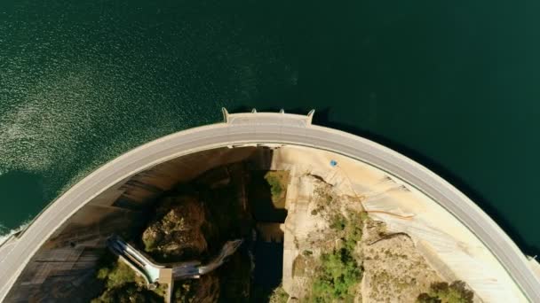 Aerial drone shot of beautiful dam water and road — ストック動画