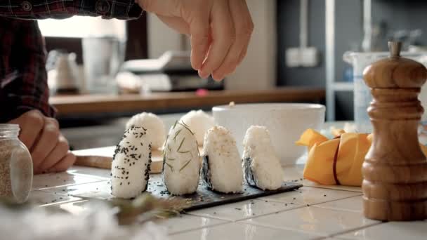 Chef ou cozinheiro faz japonês onigiri lanche receita — Vídeo de Stock