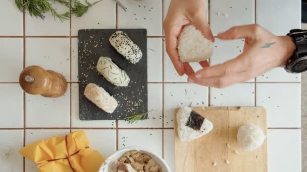 Chef ou cozinheiro faz japonês onigiri lanche receita — Vídeo de Stock