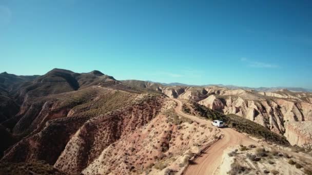 Plano aéreo de la camioneta de camping en la carretera de montaña de grava — Vídeo de stock