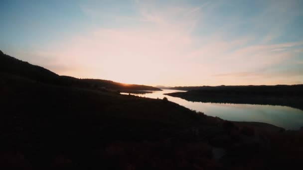 Повітряний знімок сутінків або світанку на березі річки — стокове відео