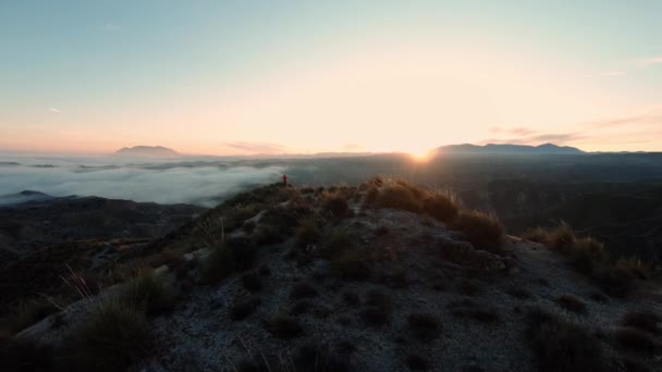 Silhouet van wandelaar bovenop bergtop — Stockvideo