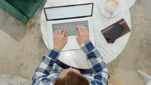 Vue du dessus de l'homme adulte dans un espace de bureau simple et propre — Video