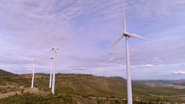 Windturbinepark op berglandschap bij zonsondergang — Stockvideo