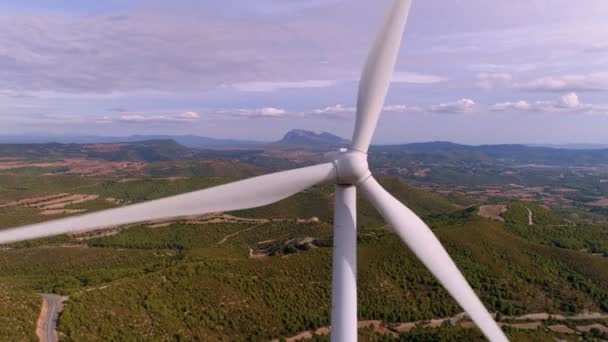 Windturbinepark op berglandschap bij zonsondergang — Stockvideo