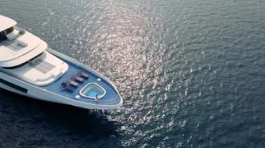 Maldivler okyanusunda lüks bir yatta bir kadın.