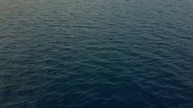 Maldivler okyanusunda lüks bir yatta bir kadın.