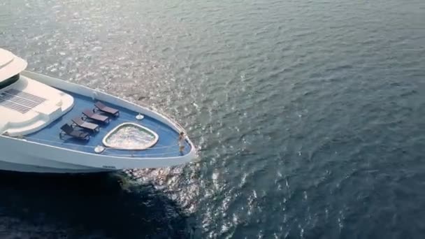 Kvinna på lyx privat yacht i Maldiverna hav — Stockvideo