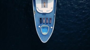 Maldivler okyanusunda lüks bir yatta bir kadın.