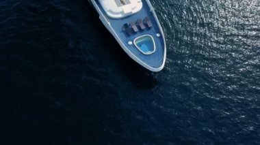 Maldivler okyanusunda lüks bir yatta bir kadın.
