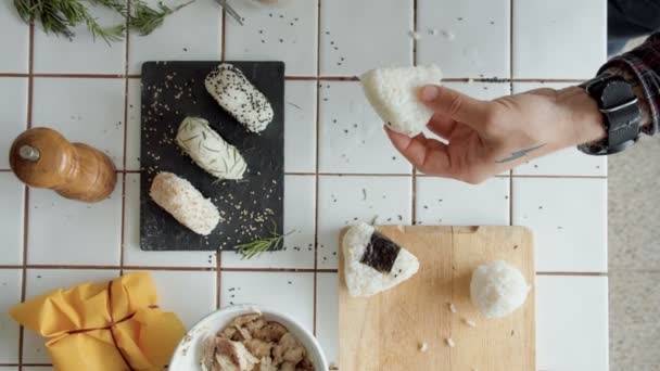 Шеф-кухар або кухар готує японський рецепт закуски онігірі — стокове відео