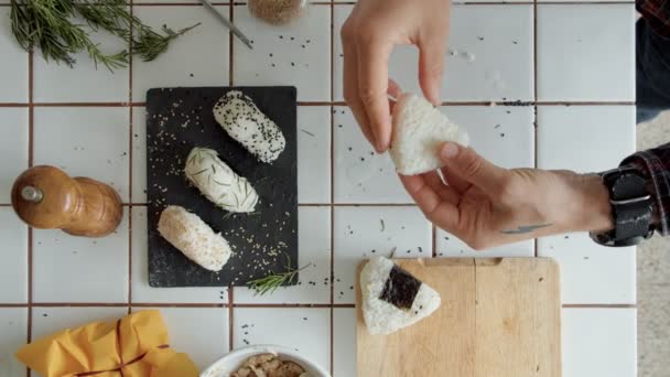 Chef ou cozinheiro faz japonês onigiri lanche receita — Vídeo de Stock