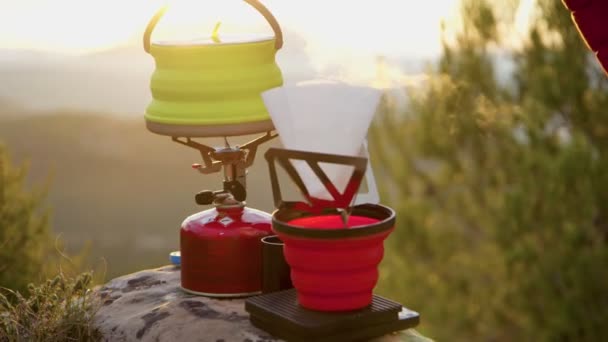 Camping cocina engranaje campamento lugar en luz cinematográfica — Vídeos de Stock