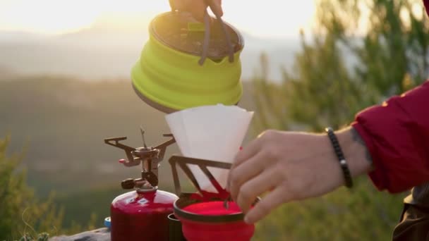 Mann kocht Kaffee in Campingausrüstung — Stockvideo